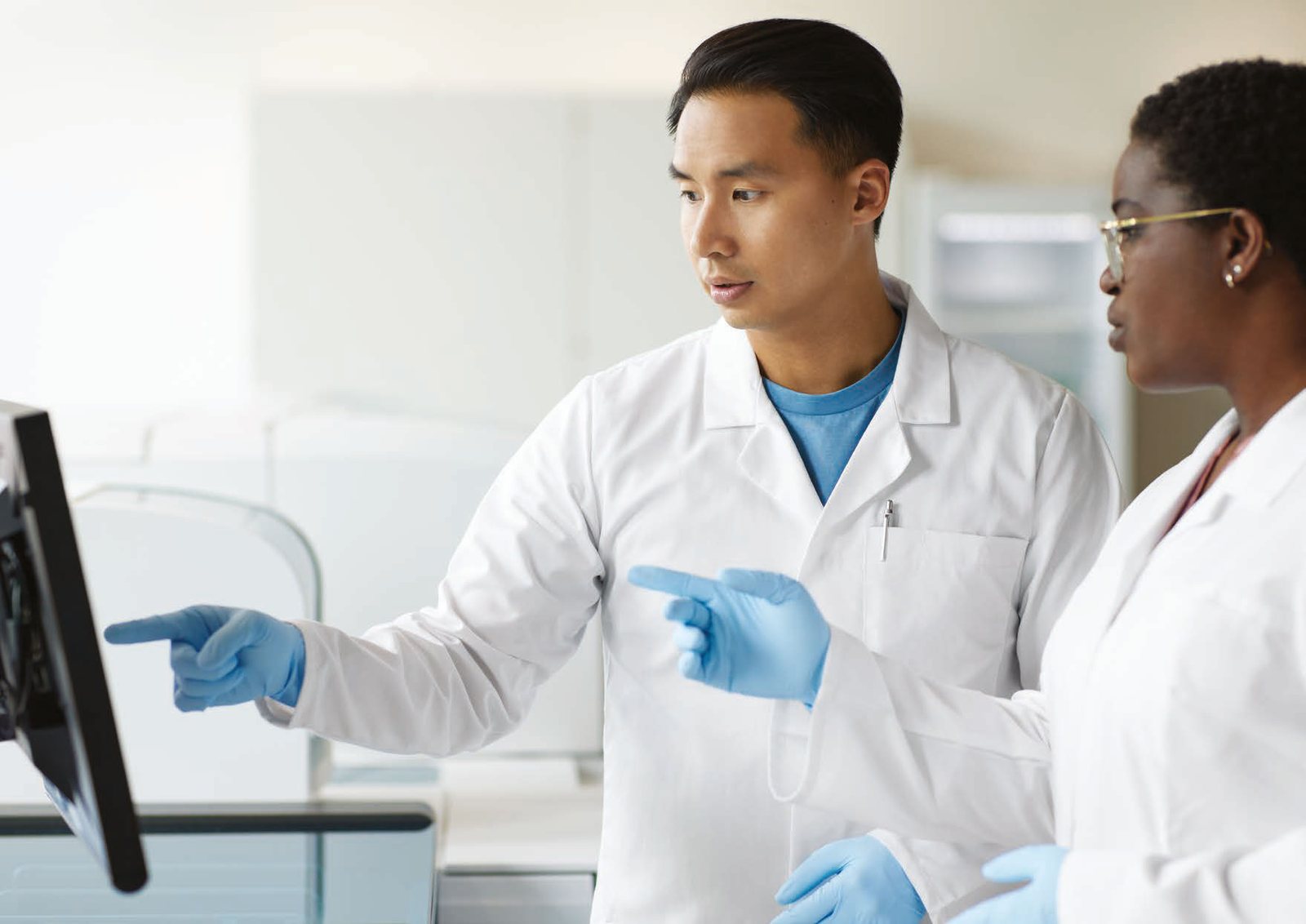 Equipe de laboratório acompanhando resultados de hematologia