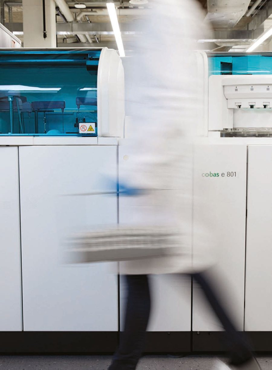 Profissional em movimento na rotina do laboratório