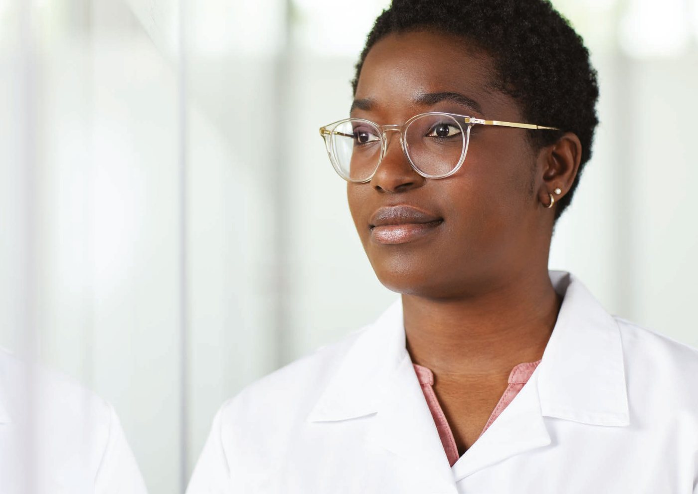Cientista em laboratório de diagnóstico genético