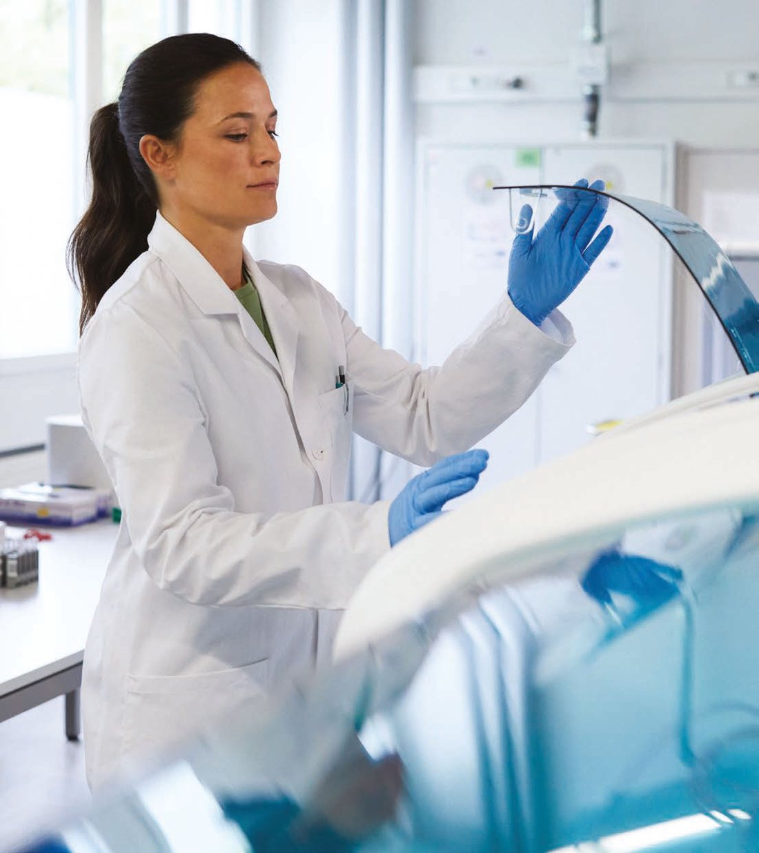 Profissional de laboratório carregando insumos